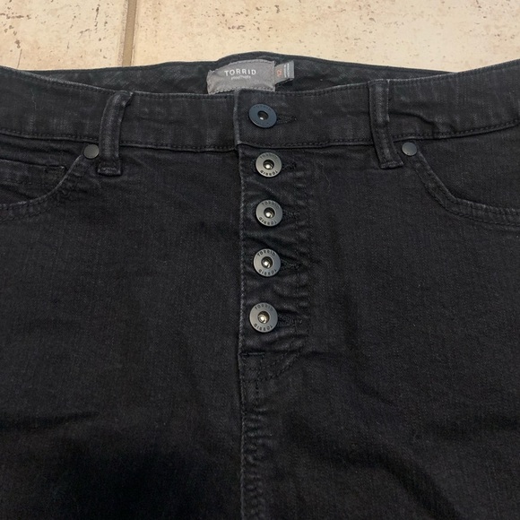 T Torrid Black Denim High Rise Button Fly Frayed Hem Shorts Size 12 - Picture 4 of 8